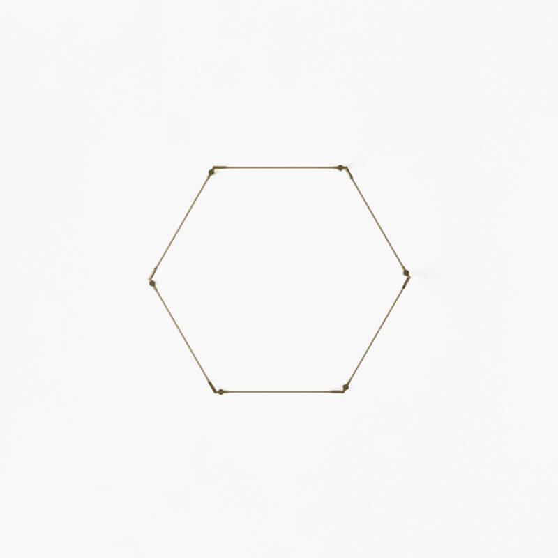 THIN PRIMARIES WALL-MOUNTED HEXAGON par Juniper