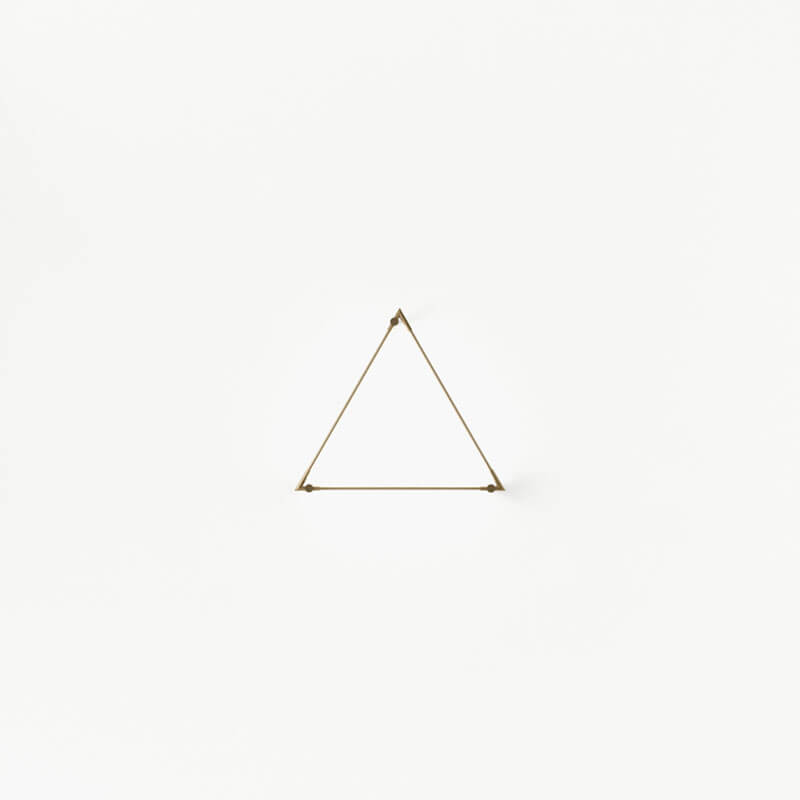 THIN PRIMARIES WALL-MOUNTED TRIANGLE par Juniper