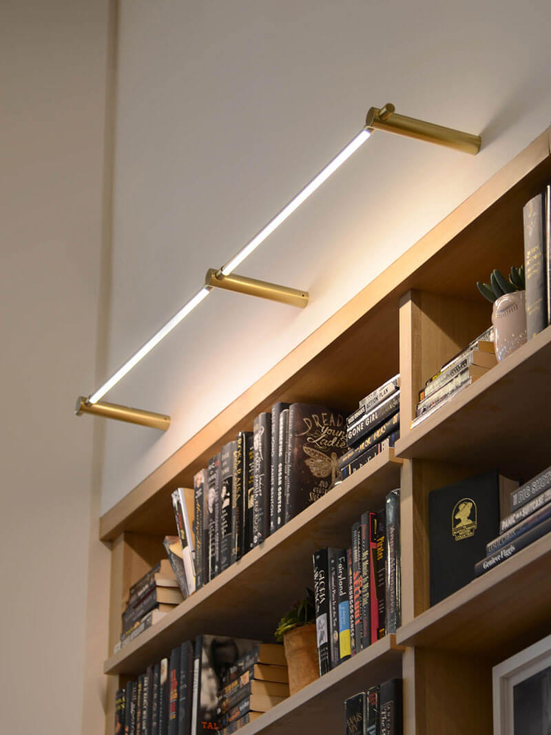 THIN SURFACE MOUNT DISPLAY LIGHT par Juniper