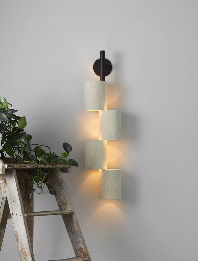 WOOD TOTEM SCONCE par Allied Maker