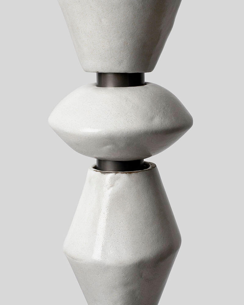 MONDAYS - PILAR MIXED COLUMN ROUND par Rosie Li